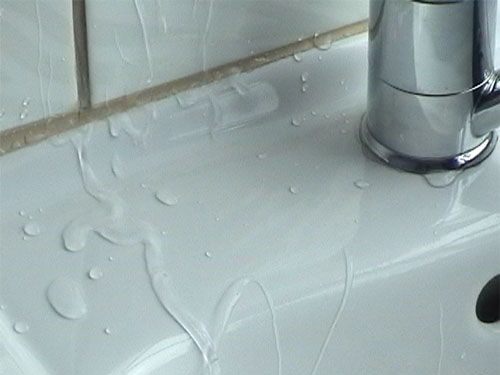 Protected ceramic sink with water 4