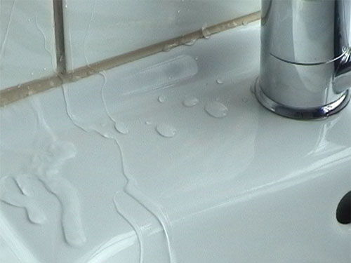 Protected ceramic sink with water 2