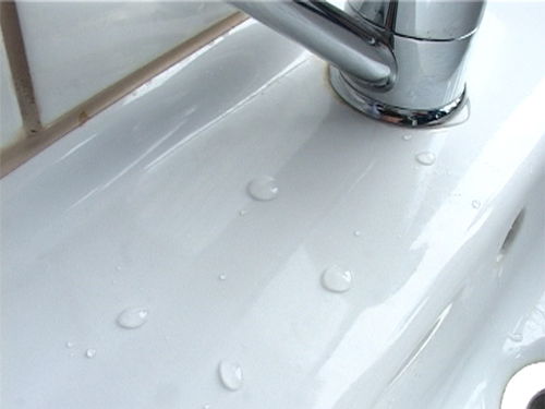 Protected ceramic sink with water 5