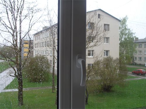 Защищенное(справа) / незащищенное(слева) оконные стекла после дождя